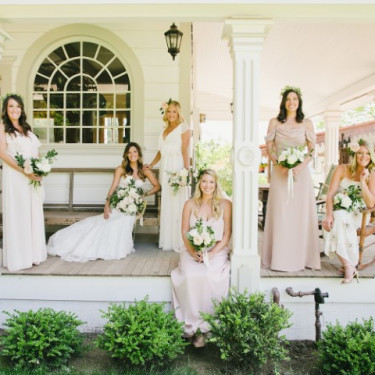 Copy-of-bridesmaids-on-porch